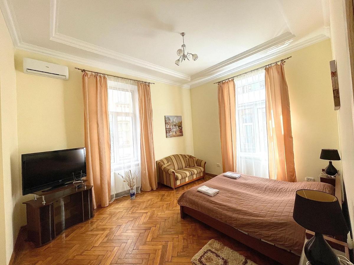 3 Rooms Apartments In The City Centr Lviv Extérieur photo